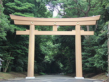 建替えられた南参道鳥居