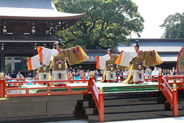 4月30日(日)　午前11時　舞楽　神前舞台